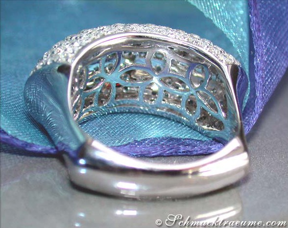Detailaufnahme des Diamanten Pavé Rings in Weißgold 750