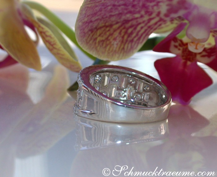 Erstklassiger Brillanten-Bandring mit Baguette-Diamanten in Weißgold
