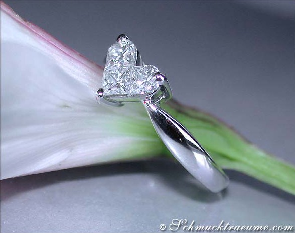 Weißgold Herzring mit Diamant, Detailaufnahme auf Blüte.