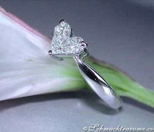 Weißgold Herzring mit Diamant, Detailaufnahme auf Blüte.
