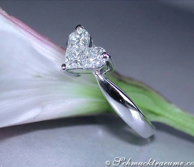Weißgold Herzring mit Diamant, Detailaufnahme auf Blüte. Weißgold Herzring mit Diamant, Detailaufnahme auf Blüte.