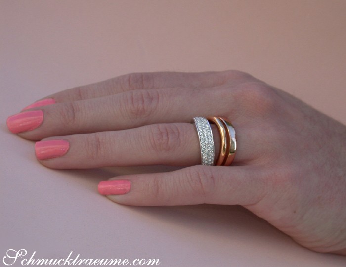 Detailansicht des mehrreihigen Brillanten-Rings in Weiß- und Roségold, elegant auf der Hand getragen.