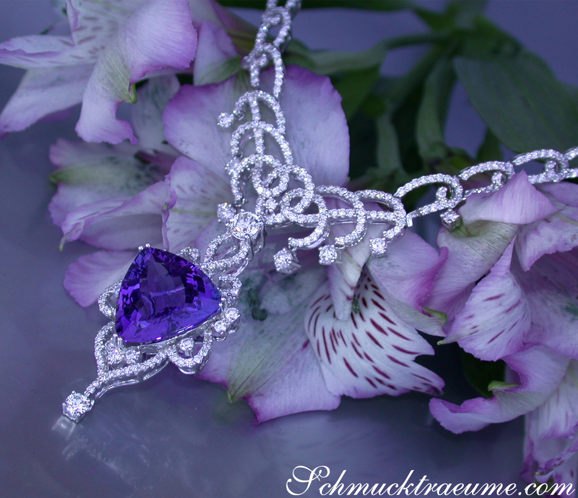 Luxuriöses Tansanit-Collier mit Brillanten, detailreiches Design, Blütenhintergrund