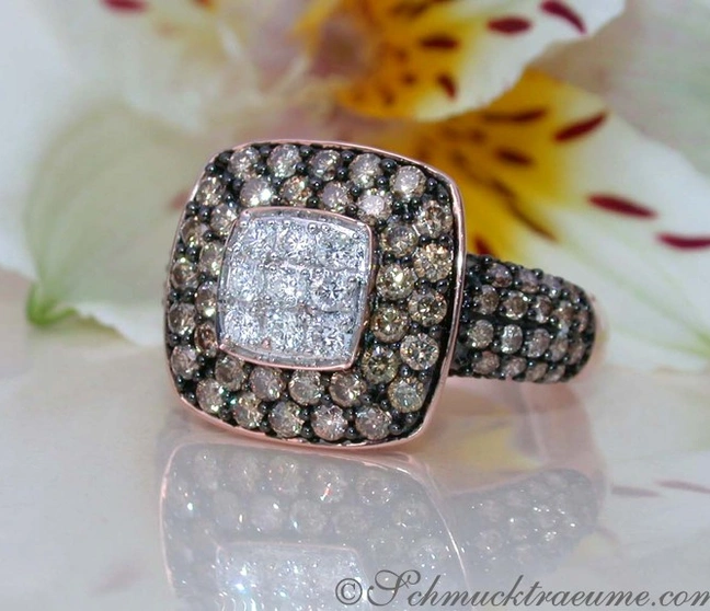 Klassischer Carré-Ring aus Roségold mit natürlichen Brauntönen und weißen Diamanten Klassischer Carré-Ring aus Roségold mit natürlichen Brauntönen und weißen Diamanten