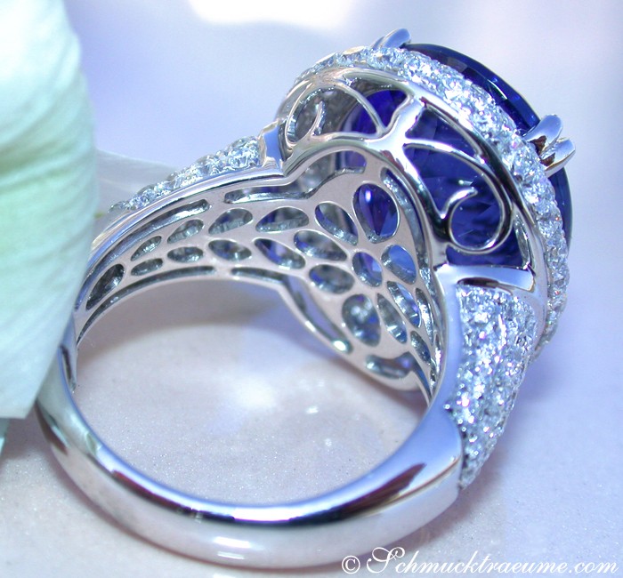 Weißgoldring mit Tansanit und Brillanten, Detailaufnahme des Bandes