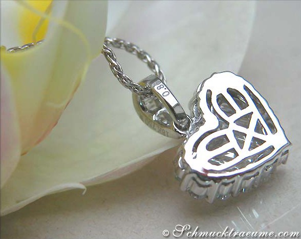Weißgold Herzanhänger mit Diamanten, Detailaufnahme, auf Kette getragen