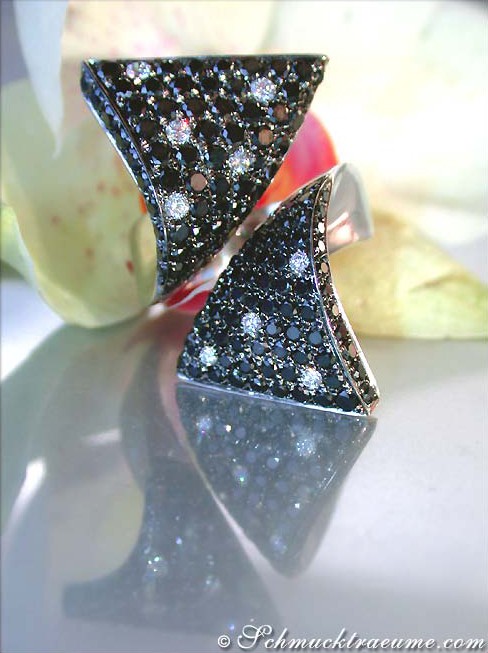 Schwarzer Diamant-Ring im Tupfen-Design, Detailansicht, glänzende Schmucksteine, eleganter Schmuck, hochwertige Verarbeitung