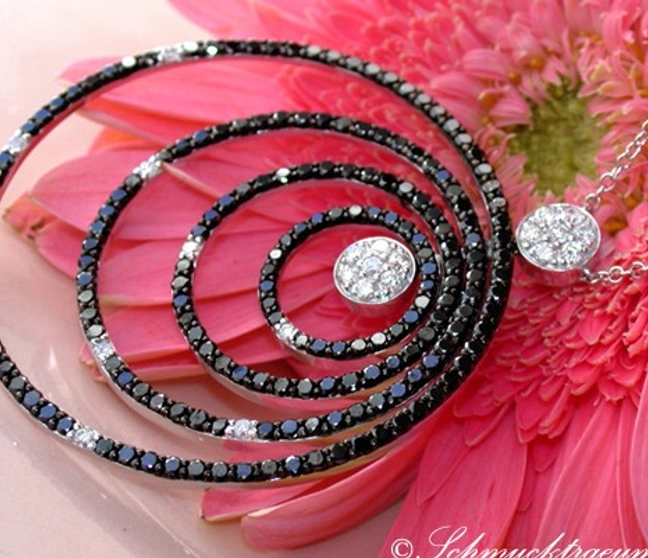 Schwarz-weißes Diamant-Collier auf rosa Blume, spiralförmig, Chic. Schwarz-weißes Diamant-Collier auf rosa Blume, spiralförmig, Chic.