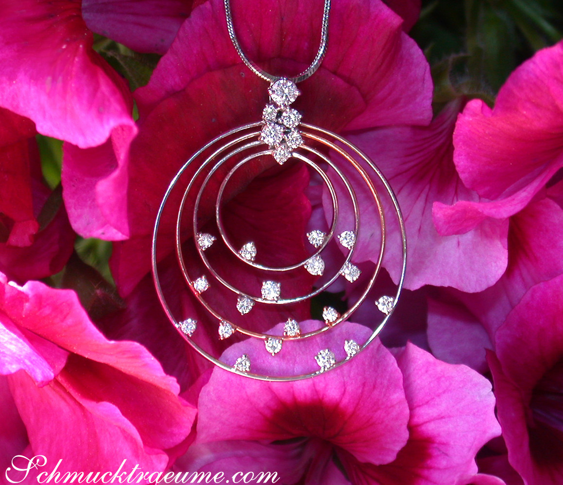 Kreisförmiger Brillantanhänger mit funkelnden Diamanten auf Blütenhintergrund