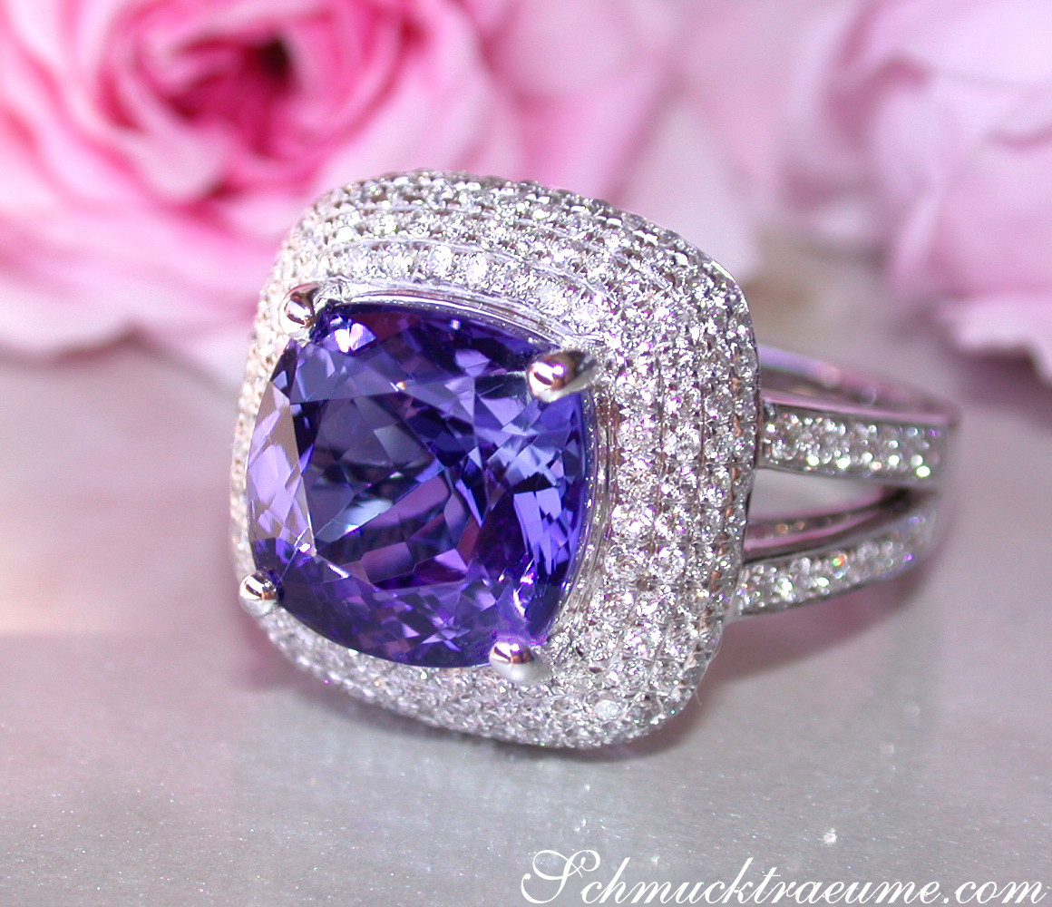 Weißgold-Tanzanit-Ring mit Brillanten im Carré-Design