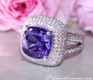 Weißgold-Tanzanit-Ring mit Brillanten im Carré-Design