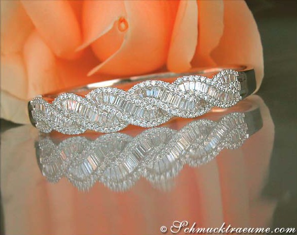 Weißgold-Armreif mit Trapez- und Brillantschliff-Diamanten, detailreich, auf Rosenblüte präsentiert