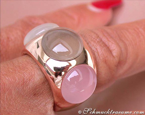 Rosenquarz-Ring mit Rauchquarz und Mondstein auf Hand, Detailaufnahme