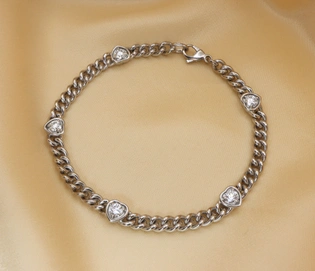 Glänzendes Panzerarmband mit Herz-Brillanten in Weißgold, detailreiches Design, elegant und luxuriös.