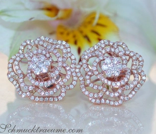 Rosenformige Brillanten-Ohrstecker im Roségold 585