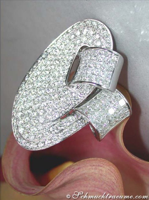 Opulenter Brillanten-Ring mit Princess-Diamanten (6,16 ct.), Detailansicht in Weißgold 750