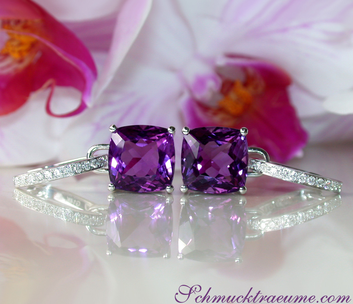 Amethyst-Kissen-Ohrstecker in Weißgold 585 mit Diamanten, auf Orchidee-Hintergrund.