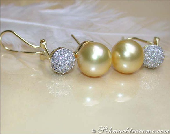 Goldene Südseeperlen Ohrstecker mit Brillanten Pavé Kugel, makellos, Detailansicht.