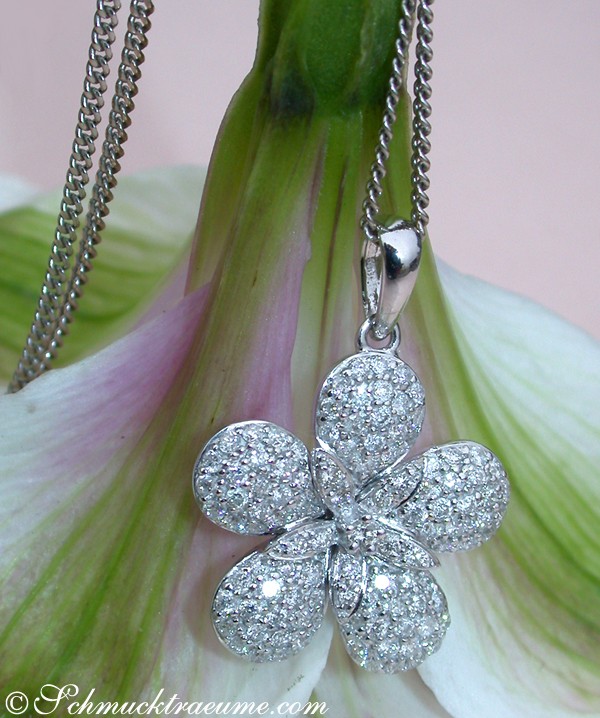 Diamant-Blumenanhänger in Weißgold mit 0.680 Karat W SI
