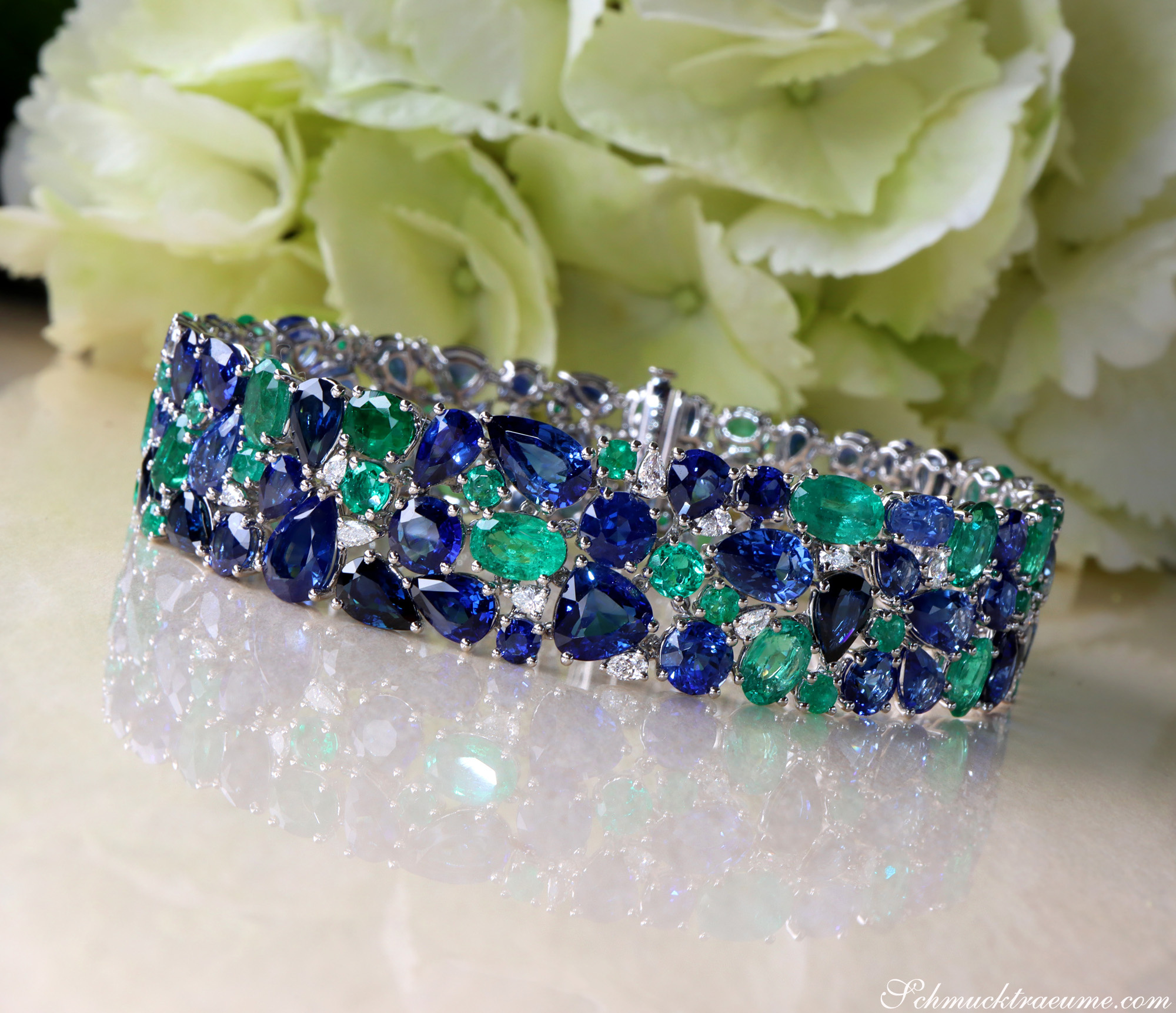 Luxuriöses Saphir-Armband mit Smaragden und Diamanten, 42,86 ct., auf weißem Hintergrund.