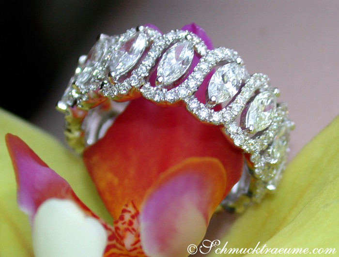 Weiße Goldring mit Marquise-Diamanten auf Orchidee, Detailaufnahme