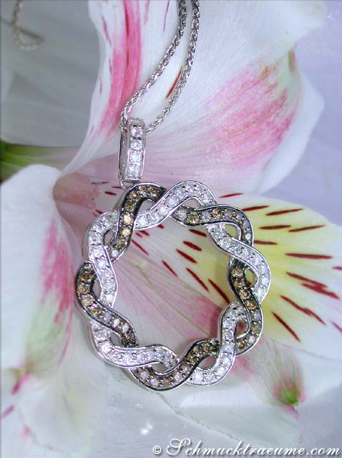 Detailansicht des verschlungenen Anhängers aus Weißgold mit weißen und braunen Diamanten.