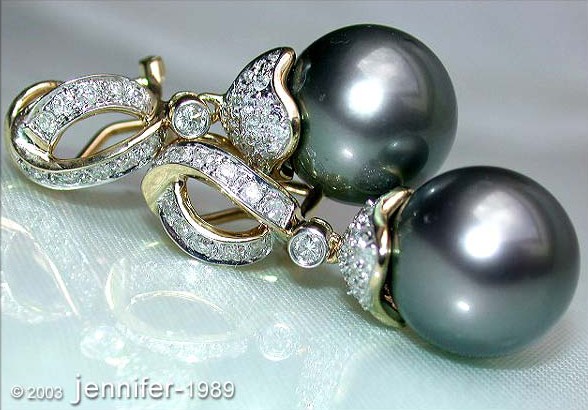 Gelbgold-Tahitiperlen-Ohrhänger mit Diamanten, elegant, detailreich, getragen.