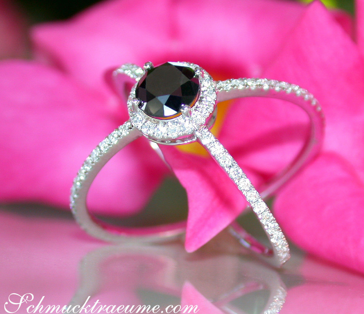 Schwarzer Diamant Solitär-Ring auf rosa Blüte, Detailaufnahme