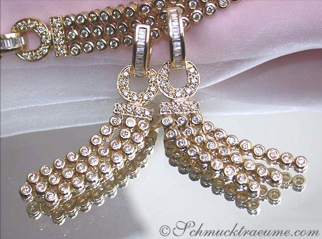 Goldene Ohrhänger mit Brillanten, detailreich, auf weißem Hintergrund.