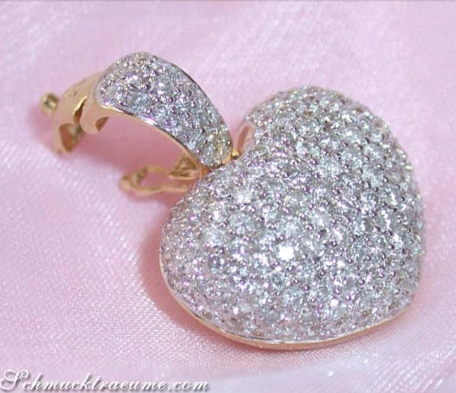 Herz-Anhänger aus Gelbgold 750 mit Diamanten auf rosa Hintergrund Herz-Anhänger aus Gelbgold 750 mit Diamanten auf rosa Hintergrund