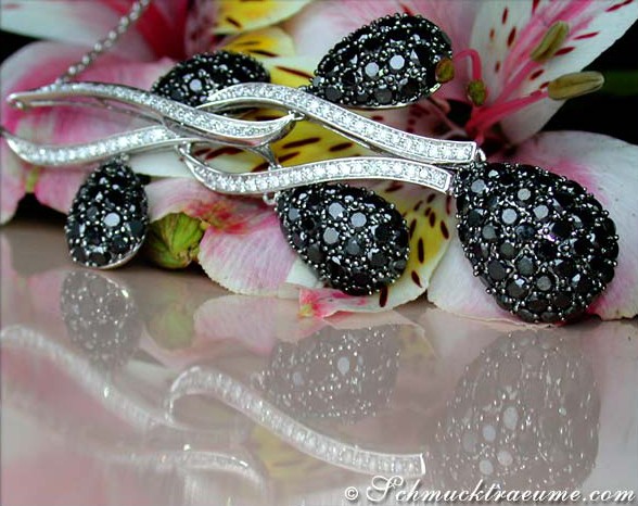 Detailansicht des eleganten Colliers mit schwarzen und weißen Diamanten in Weißgold 585