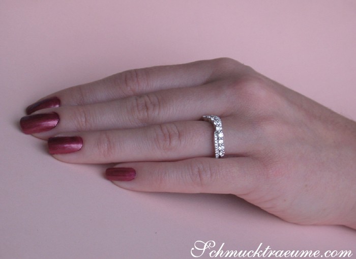 Weißgold 750 Ring mit 0.740 ct W SI Brillanten, Detailaufnahme, weiche Handhaltung