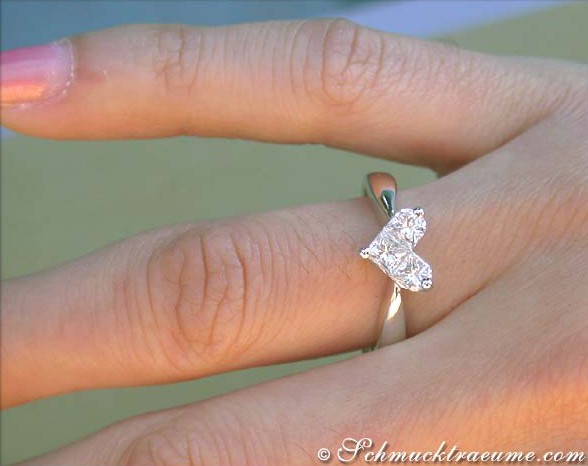 Weißgold Herzring mit Diamantbesatz, Detailaufnahme, zarte Fingerhaltung