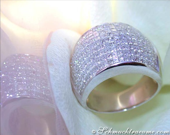 Weißgold-Ring mit 220 Princess-Diamanten, Detailaufnahme, glänzende Oberfläche, elegant.
