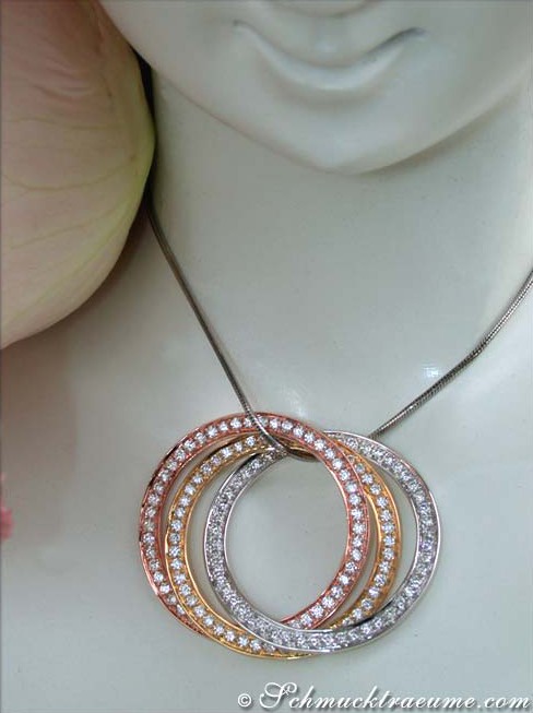 Kreisförmiger Brillantenanhänger aus Weiß-, Gelb- und Roségold, getragen auf Puppenhals