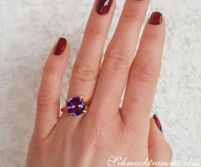Amethyst-Ring mit Diamanten auf Hand, Nagellack dunkelrot