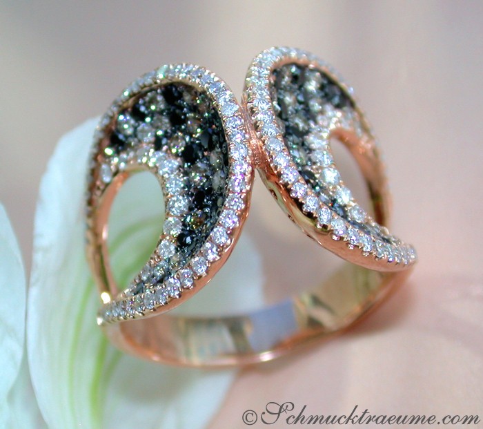 Interessanter Ring mit schwarzen Diamanten und Roségold, Detailaufnahme