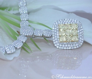 Detail eines traumhaften Colliers mit gelben Diamanten und Brillanten, auf weißem Blütenblatt.