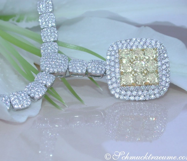 Detail eines traumhaften Colliers mit gelben Diamanten und Brillanten, auf weißem Blütenblatt. Detail eines traumhaften Colliers mit gelben Diamanten und Brillanten, auf weißem Blütenblatt.