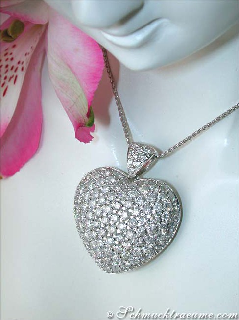 Klassischer Herz-Anhänger aus Weißgold mit funkelnden Brillanten