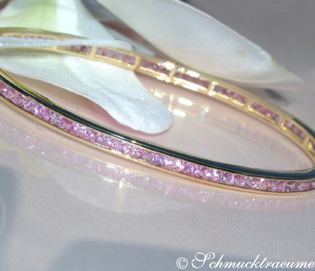 Edler rosa Saphir Armreif aus Gelbgold 585, Detailaufnahme mit Glanz und Farbspiel Edler rosa Saphir Armreif aus Gelbgold 585, Detailaufnahme mit Glanz und Farbspiel