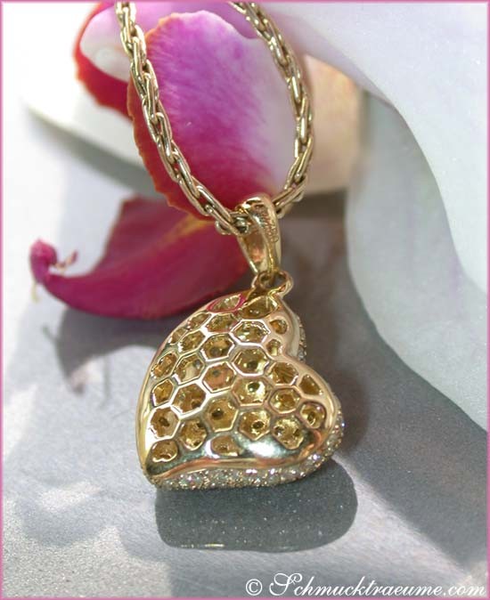 Goldener Herz-Anhänger mit Diamanten auf Kette, Detailaufnahme