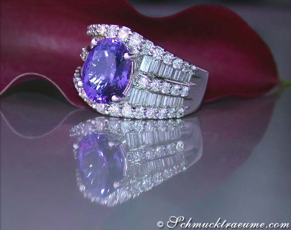 Klassischer Tansanit-Ring mit Trapez-Diamanten auf Blütenblatt