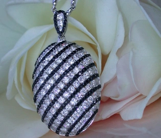 Schwarz-weißer Diamant-Anhänger in Weißgold mit glitzernden Streifen