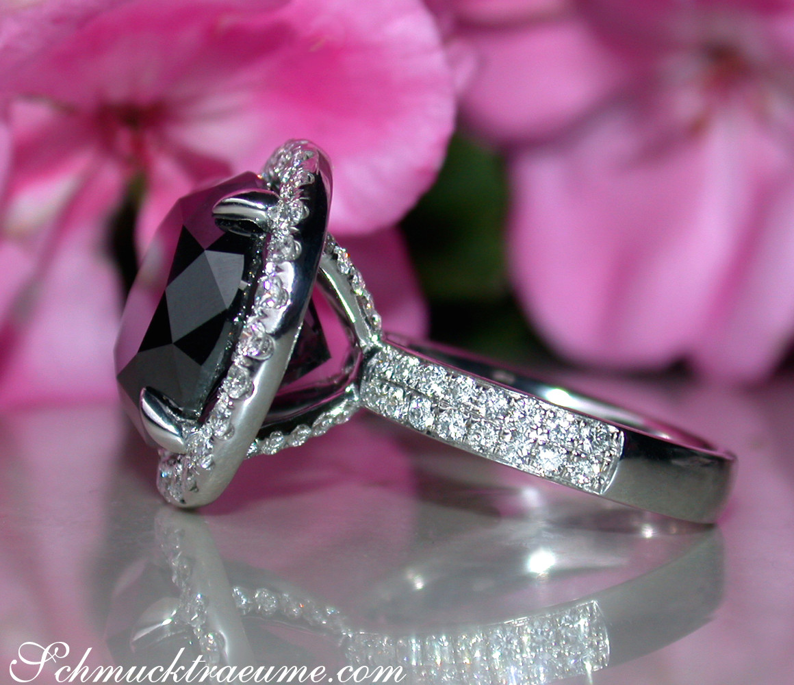 Schwarz-diamant-Solitär-Ring mit Diamantbesatz auf Blütenhintergrund