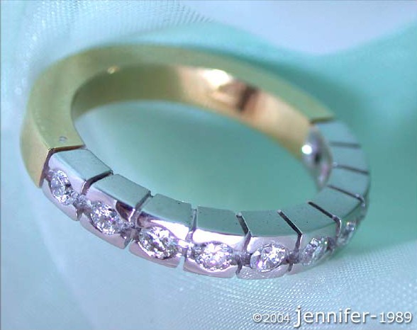 Weißgold Diamanten Halb Memory Ring, Detailaufnahme, glänzende Diamanten, goldene Innenfläche
