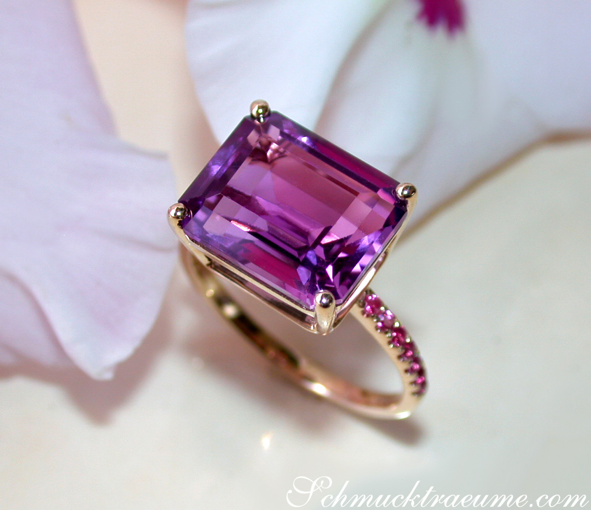 Klare Amethyst-Ringansicht mit Rubinen, goldene Verzierung
