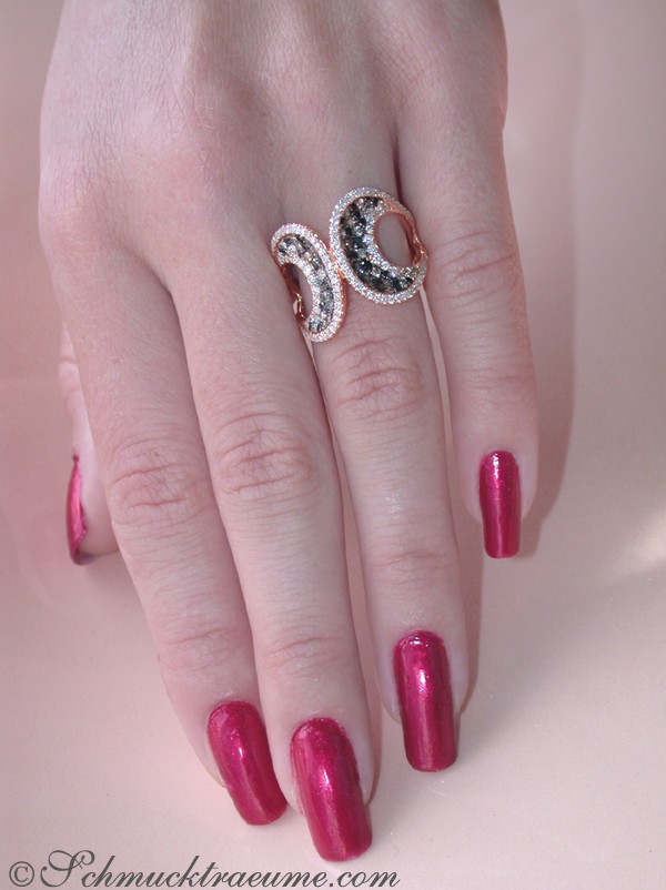 Ringszene mit pinken Nagellack und Ring mit schwarzen, naturbraunen und weißen Diamanten