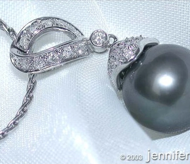 Weißgold-Anhänger mit Tahitiperle und Diamanten, Detailaufnahme, elegant und luxuriös Weißgold-Anhänger mit Tahitiperle und Diamanten, Detailaufnahme, elegant und luxuriös