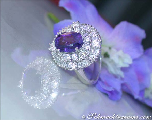 Prachtvoller Saphir-Ring mit Diamanten, Detailaufnahme auf Blüte